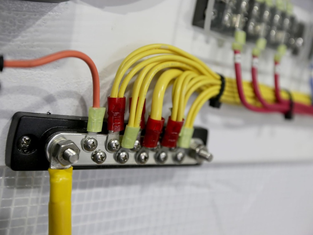 BusBar 10 Screw + Circuits #8-32 Terminal Size